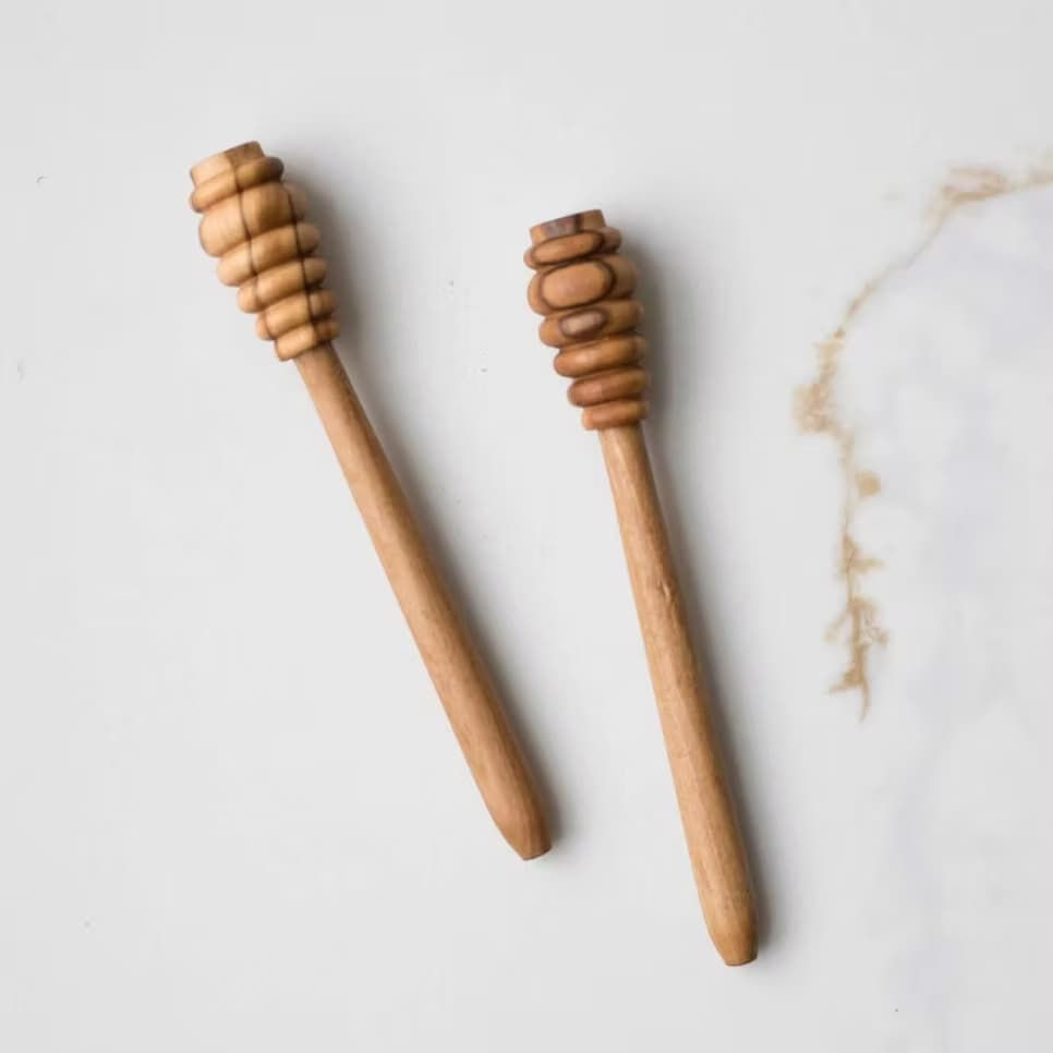 Deux cuillères à miel en bois d'olivier aux rainures profondes, posées sur fond marbre – cuillère slow living Les Jolies Emplettes