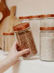 Bocaux en verre recyclé Little Pots et bocal en grès crème Tell Me More alignés sur étagère cuisine slow living pour rangement et épicerie en vrac