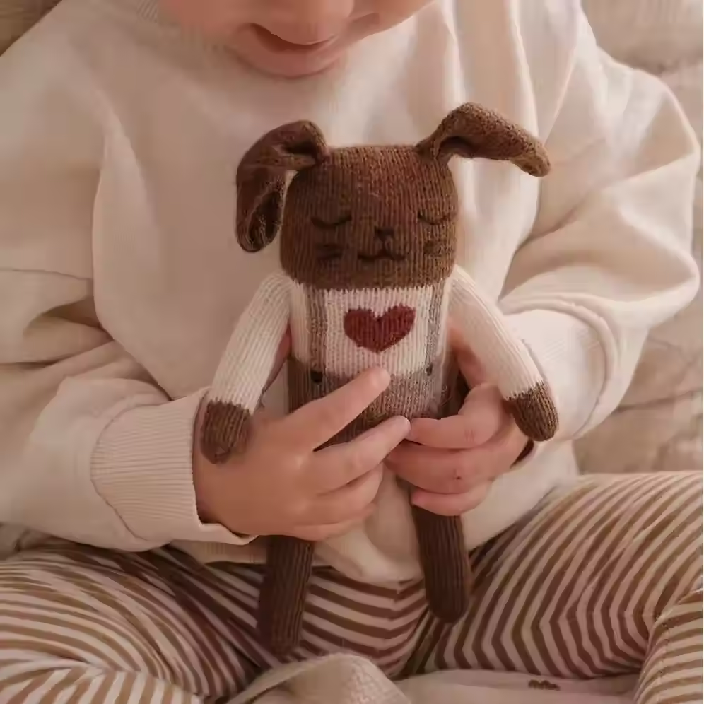 Doudou lapin Amour 22 cm laine baby alpaga naturelle hypoallergénique cœur brodé rouge équitable Bolivie Main Sauvage 1