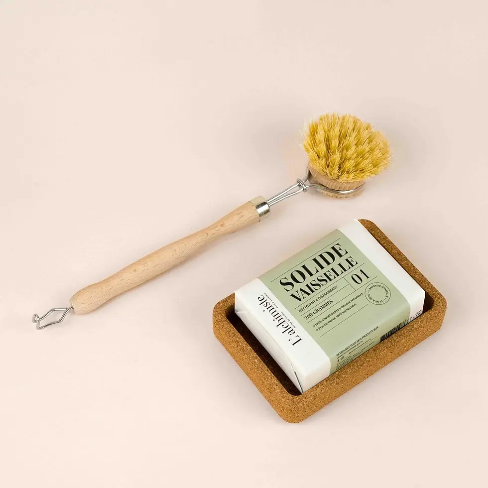 Porte-savon en liège naturel avec un savon et une brosse.- Les Jolies Emplettes