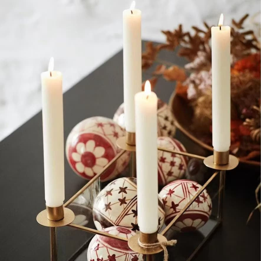 Bougeoir doré en laiton pour 4 bougies avec espace central décoratif, ambiance de table festive – Madam Stoltz Les Jolies Emplettes