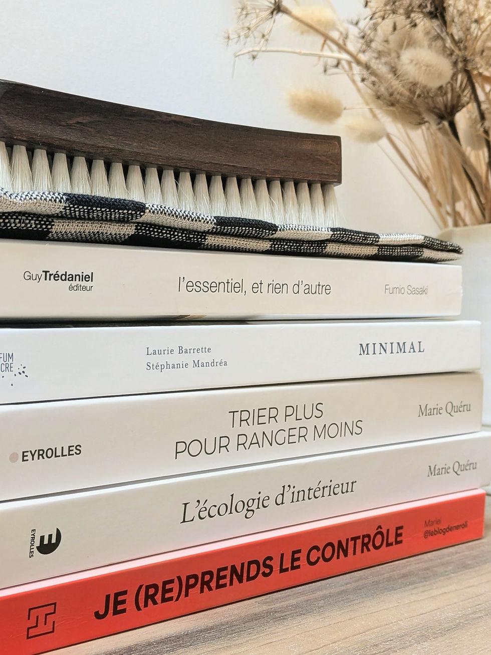 Pile de cinq livres d'organisation empilés : L'essentiel et rien d'autre, Minimal, Trier plus pour ranger moins, L'écologie d'intérieur, Je (re)prends le contrôle – sélection Les Jolies Emplettes