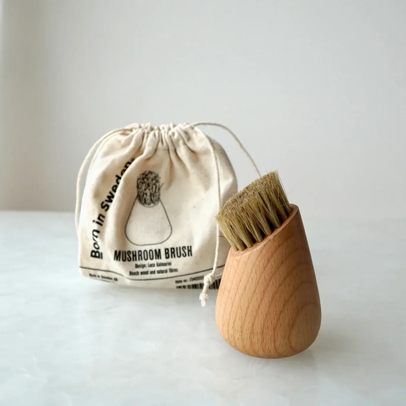 Brosse à champignons en bois- avec son pochon- design scandinave, Born in Sweden- Les Jolies Emplettes