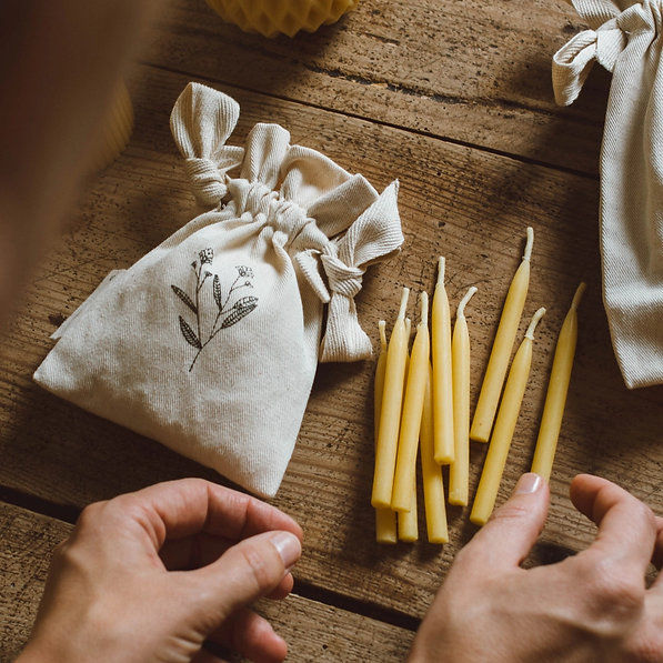 Miniature : Bougies anniversaire cire d'abeille Goldrick – boîte cadeau illustrée vue 5