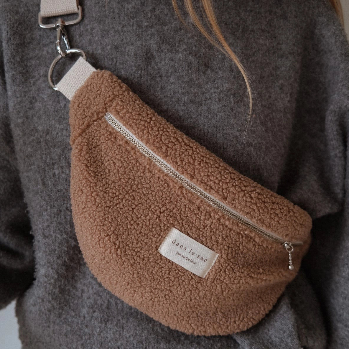 Sac banane sherpa coloris café – tissu recyclé, design responsable et confort tout doux – Dans le Sac- vue 2