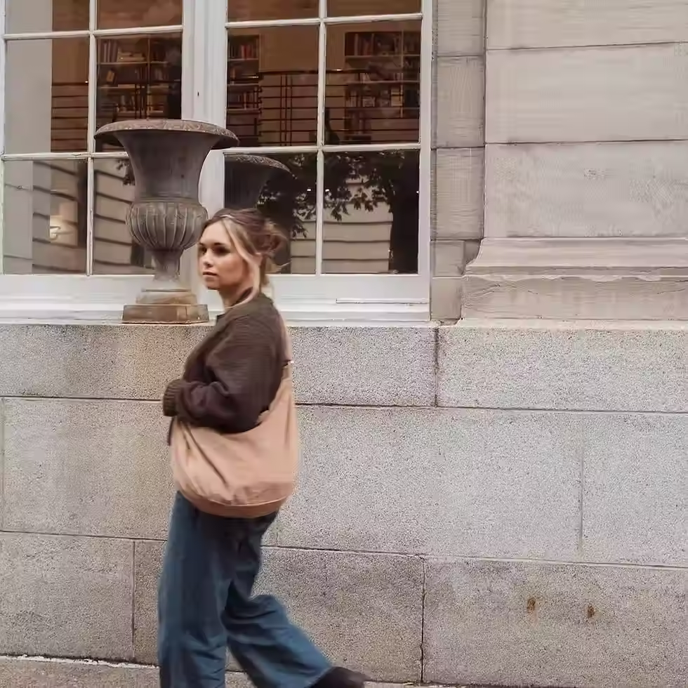 Miniature : Sac croissant velours côtelé dune beige sable 48×32 cm poche intérieure bandoulière artisanal Québec slow Dans le Sac vue 4