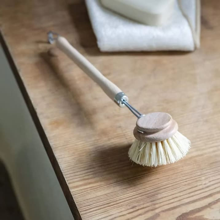 Brosse à vaisselle en bois de hêtre FSC et fibres de tampico, manche incliné ergonomique – vaisselle zéro déchet Garden Trading Les Jolies Emplettes