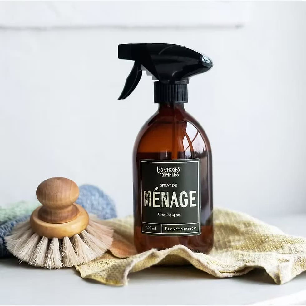 Spray de ménage parfum pamplemousse rose en flacon ambré, posé à côté d'une brosse à vaisselle en bois sur un torchon en lin – ménage naturel Les Choses Simples Les Jolies Emplettes