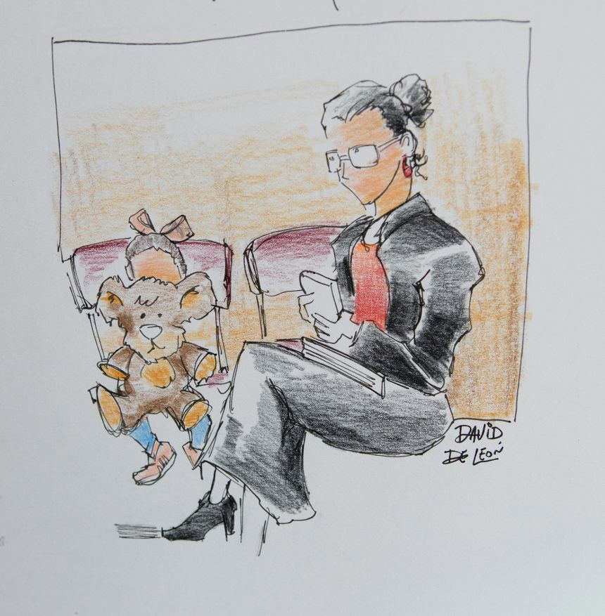 3-year-old child next to a woman during an immigration court hearing. Photo Credit: David De Leon