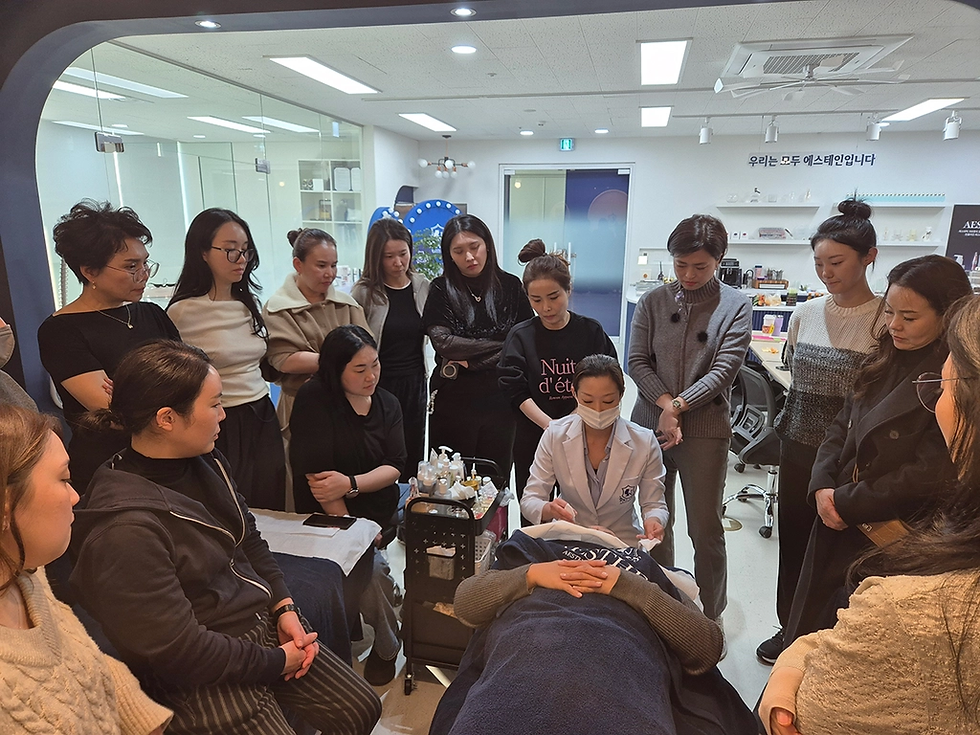 Conducting a demonstration for aesthetic salon directors. (Photo: Provided by the interviewee)
