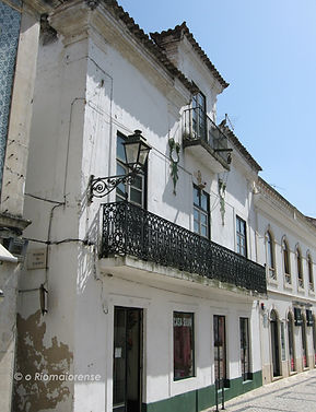 O edifício de António Carreira de Almeida onde em 1900 funcionava a estação do Correio. © Nuno Rocha, 2007. Arquivo do jornal O Riomaiorense.