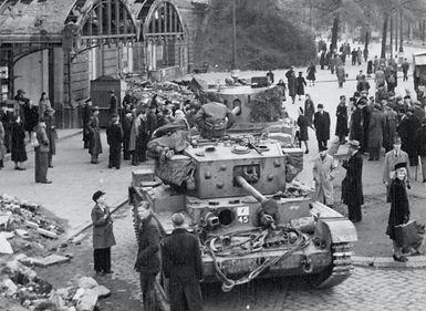 Civils et char britannique-déambulations européennes