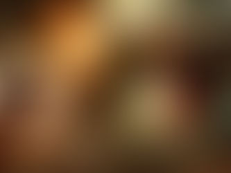 Hombre musculoso con antorcha y machete enfrenta a gran serpiente en una cueva oscura. Ambiente tenso; logo de Fundación Vivarium visible.