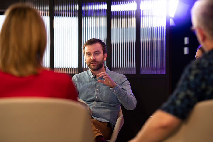 Atelier en petit groupe pendant un séminaire, reportage photo corporate Paris.