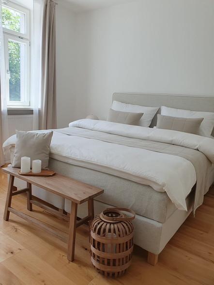 Schlafzimmer mit Boxspringbett und Bettbank