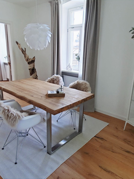 Esstisch mit Stühlen, Fenster und Glasschrank