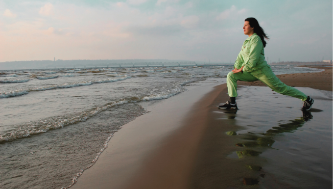 Mujer estirando en la playa