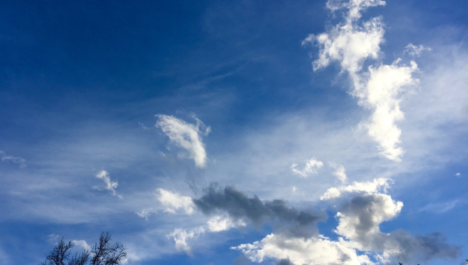 Cielo diurno con nubes