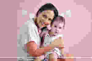 Ro e Helô vestindo Alícia