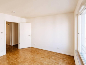 Johnsen Quartier Bremen - Zimmer mit Parkettboden und Blick in den Flur