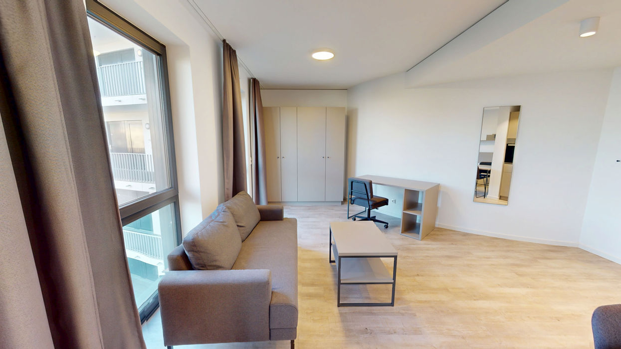 Urban Base Living House Düsseldorf - Apartment mit Sofa, Couchtisch und Fenster