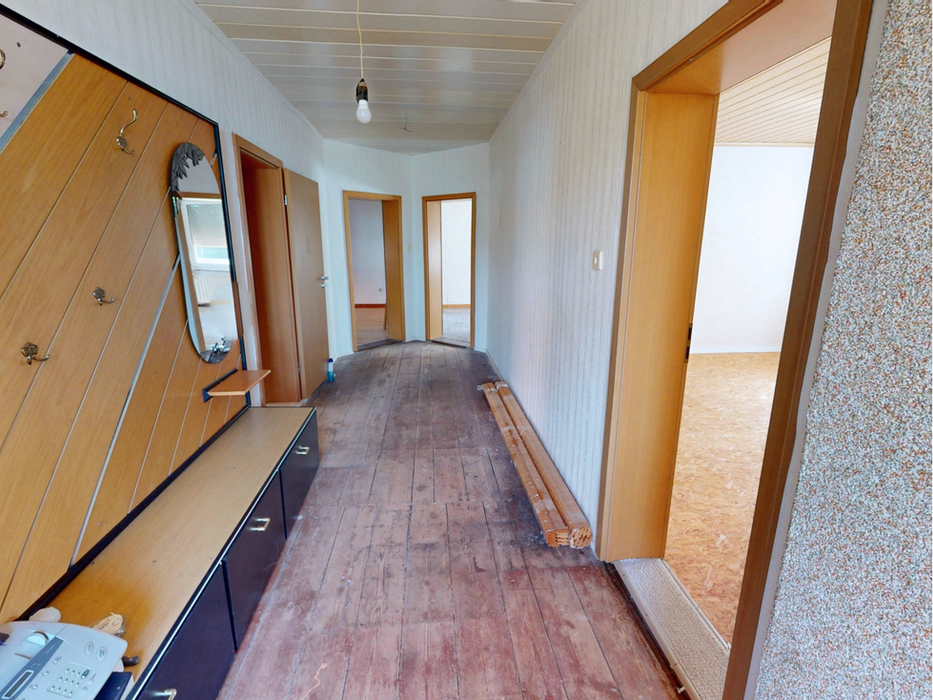 Zweifamilienhaus in Nauen zum Verkauf: Großzügiger Flur mit viel Gestaltungspotenzial.