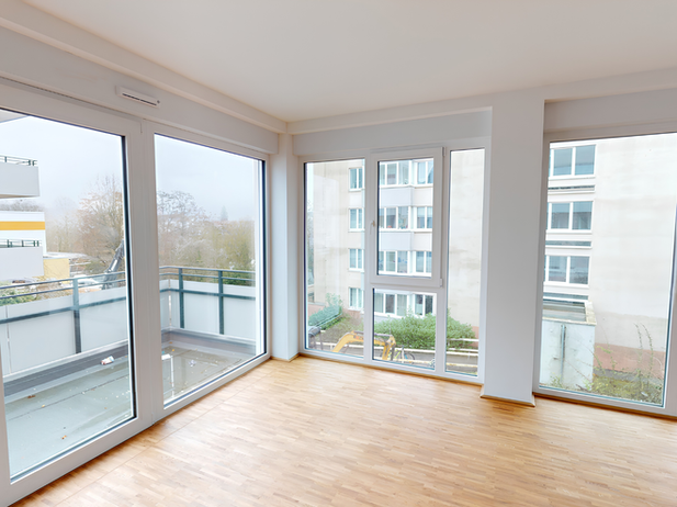 Virchower Eck Saarbrücken - Wohnraum mit Eckfenstern und Balkon im Obergeschoss