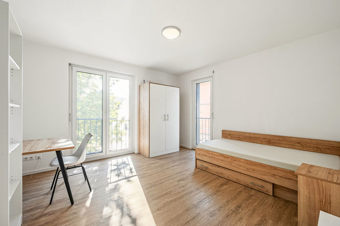 Focus Homes Heidelberg - Apartment mit Bett, Schreibtisch und Kleiderschrank