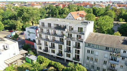 Focus Homes Leipzig - Außenansicht des Apartmenthauses mit Innenhof im Grünen