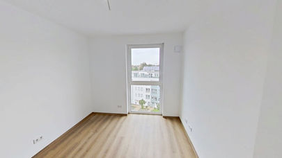 NEO Nürnberg - heller Raum mit Vinylboden und Fenster