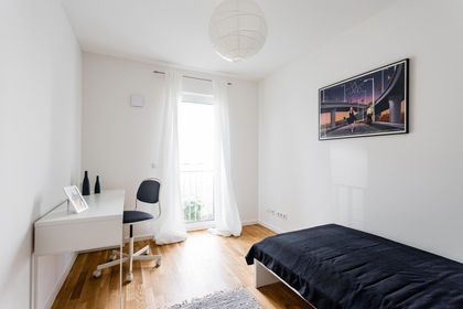 Donaufeldsiedlung Manching - Zimmer mit Bett und Schreibtisch am Fenster