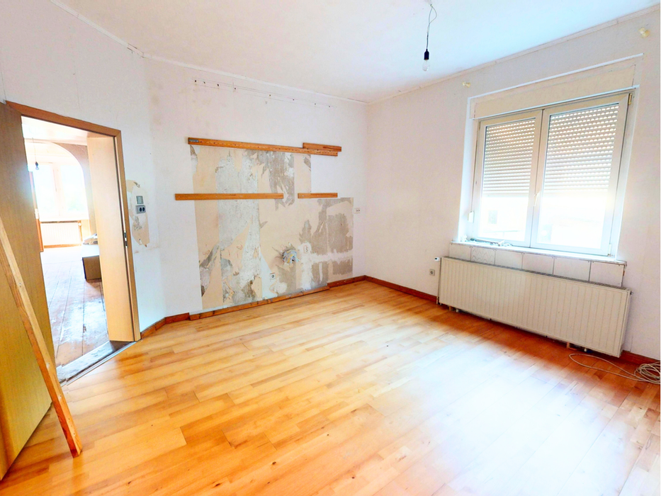 Zweifamilienhaus in Nauen zum Verkauf – Gemütlicher Raum mit hellem Holzboden