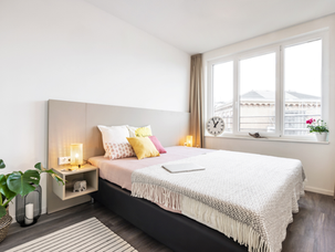 Urban Base Living House Hamburg - Schlafzimmer mit Doppelbett und Fensterfront