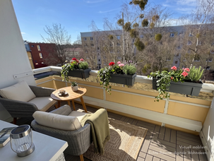 Hubers Potsdam - Balkon mit Loungemöbeln und Blumenkästen am Hubertusdamm