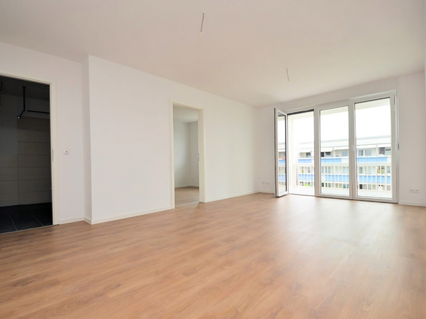 Martin-Riesenburger-Straße Berlin - heller Wohnraum mit Parkettboden und Fensterfront