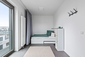 Studio 152 Wiesbaden - Apartment mit Bett, Garderobe und bodentiefem Fenster