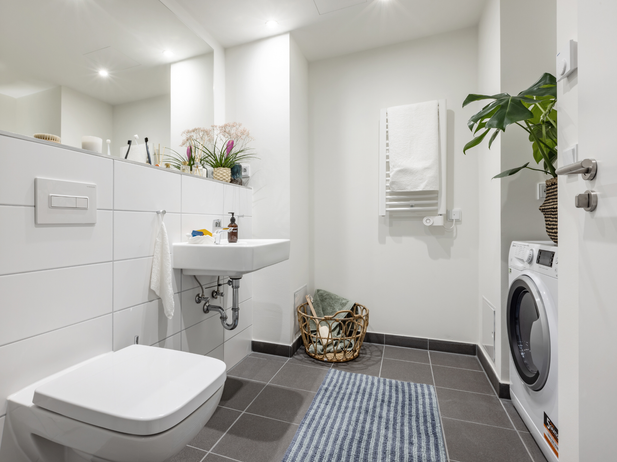 Urban Base Living House Hamburg - Badezimmer mit Waschtisch, WC und Waschmaschine