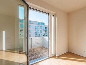 Johnsen Quartier Bremen - Zimmer mit Parkettboden und Balkontür