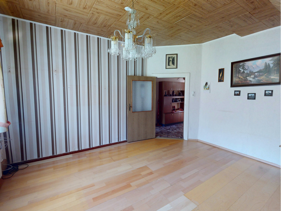 Zweifamilienhaus in Nauen zum Verkauf: Großzügiges Zimmer im Obergeschoss mit hellem Laminatboden