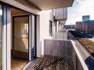 Johnsen Quartier Bremen - Balkon mit Blick über die Überseestadt