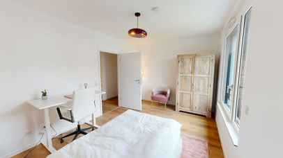 Finkenpark Geesthacht - Zimmer mit Bett, Schreibtisch und Schrank