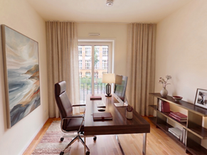 YON Berlin-Friedenau - Arbeitszimmer mit Schreibtisch, Regal und Vorhängen