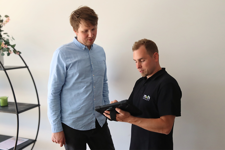 Ein Energieberater von mvn.energy berät einen Kunden persönlich zu Themen wie Sanierung und Energieeffizienz mithilfe eines Tablets.