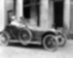 Nora Fryer & Major Butchart in motorcar, 1915.jpg