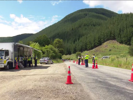 넬슨 인근에 모인 갱단원들… 3명 체포 70여건의 범칙금 발부