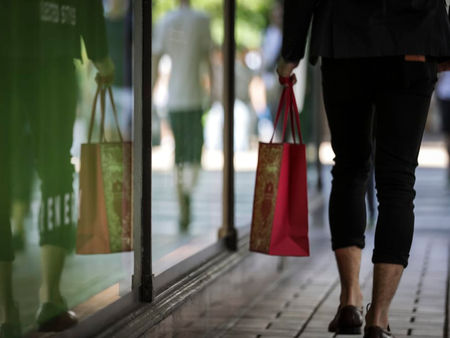 소비자 신뢰도 '사상 최저치'로 추락…'돈이 없다'