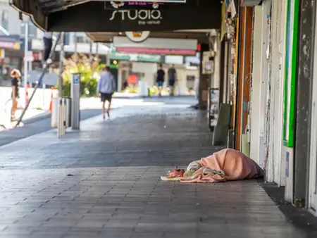 오클랜드 교외에 숨겨진 노숙자들