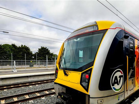 AKL 열차 전면 중단 지속… 출근 재개 시민들 불편
