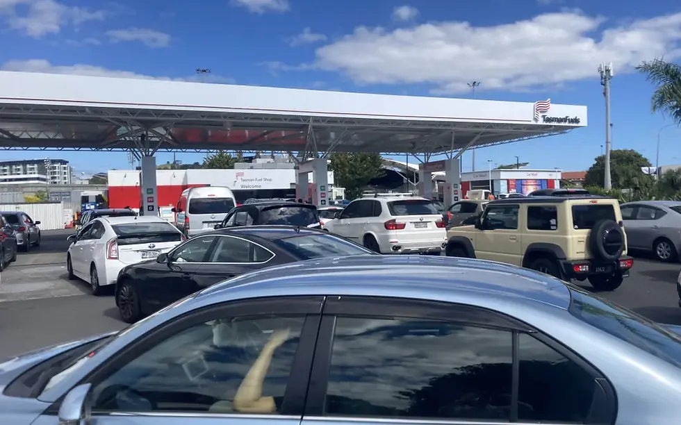 Cars in a queue for petrol at Tasman Fuels in Epsom, on Sunday 8 March 2026. Photo: RNZ / Luka Forman