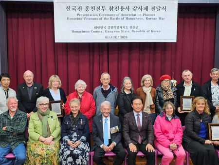 “잊지 않겠습니다” 홍천군수, 참전용사 앞 큰절…한·뉴 우정 되새겨